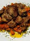 Masas de cerdo salteadas con zanahoria y tomate