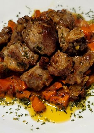 Una foto de Masas de cerdo salteadas con zanahoria y tomate