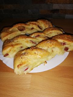 Kolbászos-sajtos tekervény recept fotója