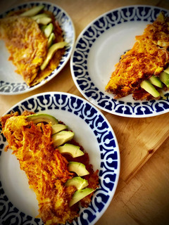 Una foto de Tortilla de zanahoria con aguacate