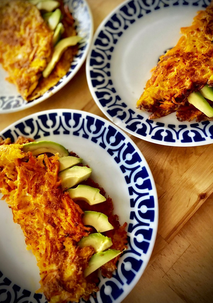 Una foto de Tortilla de zanahoria con aguacate