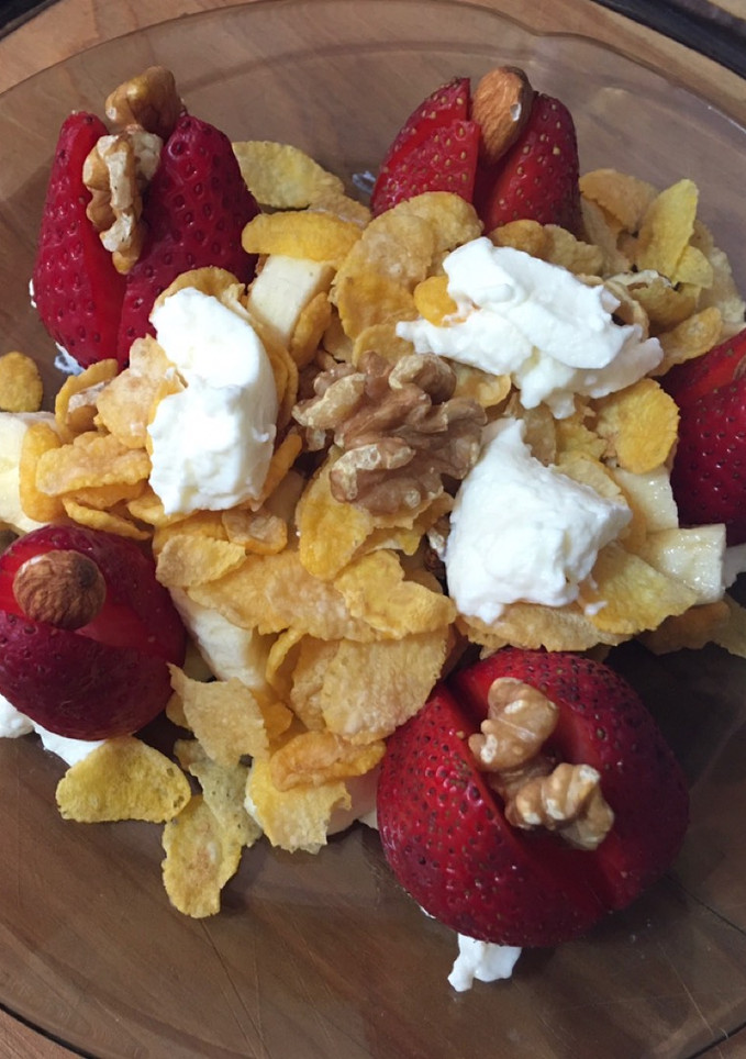 Una foto de Desayuno saludable, cereales, frutillas, frutos