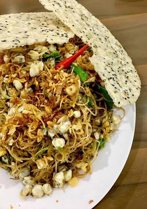Hình của món Nộm hến hoa chuối bánh đa.