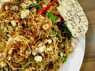 Nộm hến hoa chuối bánh đa