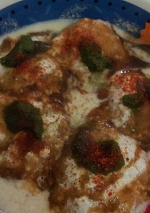 A picture of Dahi wada.