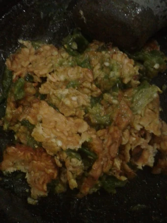 Langkah Mudah untuk Membikin Resep Tempe penyet sambel ijo yang Menggugah Selera Anti Ribet, Bikin Ngiler