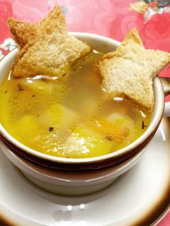 Una foto de Sopa de merluza con tostaditas aromáticas