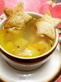 Una foto de Sopa de merluza con tostaditas aromáticas