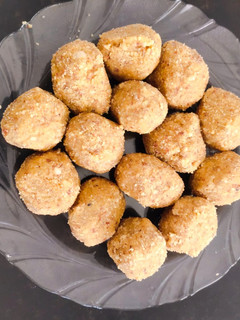 सूखे मेवे और बेसन के लड्डू (sukhe mewe aur besan ke ladoo recipe in Hindi) रेसिपी मुख्य फोटो