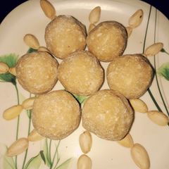 A picture of Gond ka laddo.