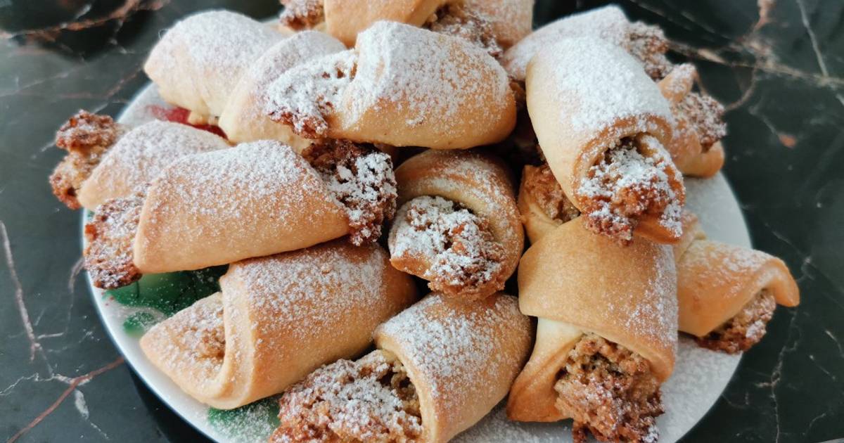 рогалик с орешками. рогалики с грецкими орехами из песочного теста. рогалики с орехами. рогалики с начинкой. рогалики с орехами.