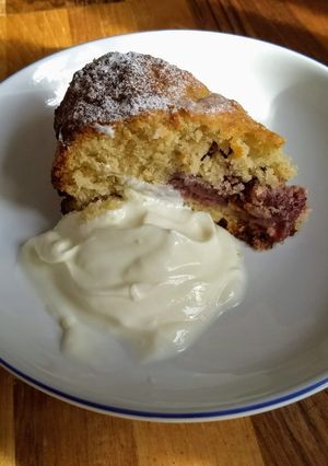 A picture of Mascarpone and strawberry cake.