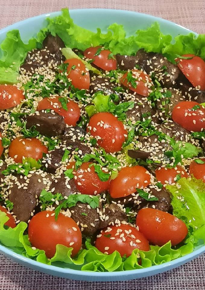 Теплий салат з курячою печінкою, соєвим соусом та медом