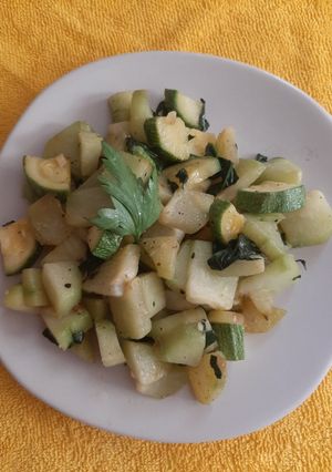 Una foto de Chayote y calabacitas a la mantequilla