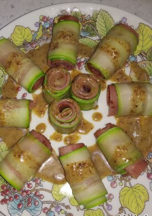 A picture of Zucchini rolls with ham.