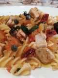 Fusilli con tonno fresco, pomodori secchi, olive nere e capperi