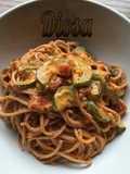 Pasta con zucchini, tocineta y queso crema