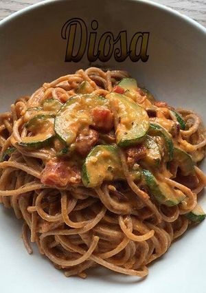 Una foto de Pasta con zucchini, tocineta y queso crema