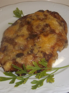 Una foto de Berenjenas gratinadas rellenas de champiñones, jamón y bechamel