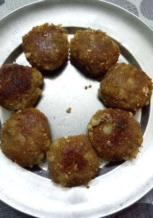 બટાકા પૌવા ની કટલેસ (Potato Paua Cutlets Recipe In Gujarati) રેસીપી મુખ્ય ફોટો