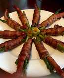 Thịt xông khói cuộn xúc xích măng tây