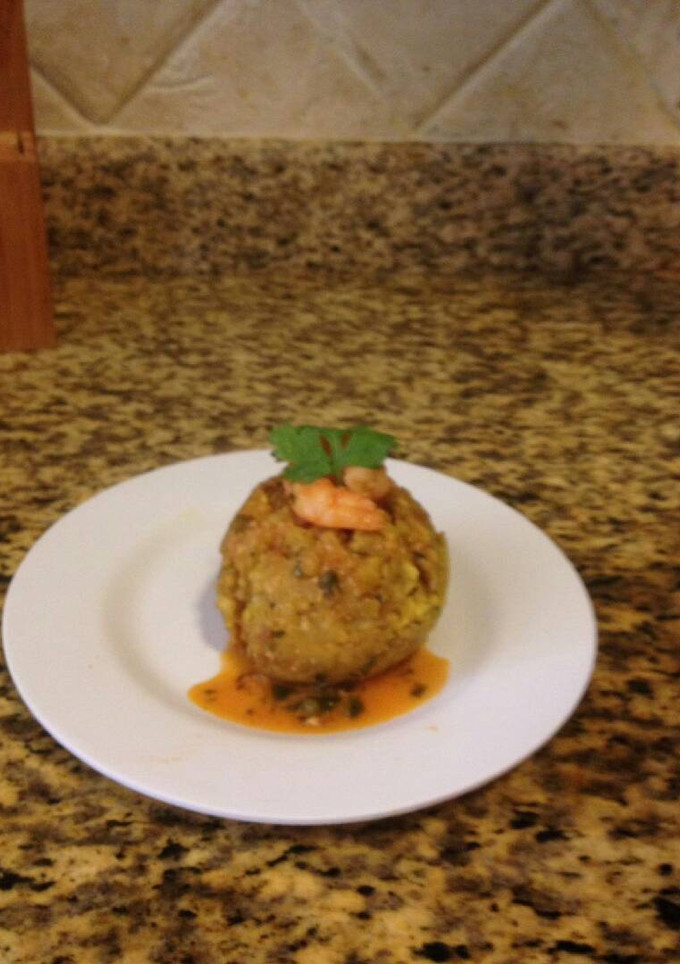 Una foto de Bolas de plátano rellenas de camarones