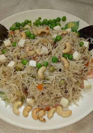 A picture of Navratan veg pulao.