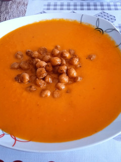 Foto principal de Crema fría de zanahoria y tomate con crujiente de garbanzos
