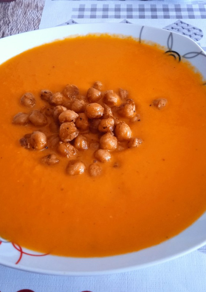 Una foto de Crema fría de zanahoria y tomate con crujiente de garbanzos