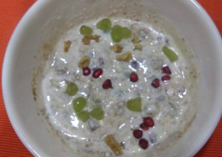 Green grapes,Walnut and Pomegranate Raita