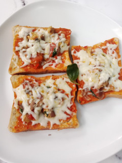 A picture of Bread pizza.