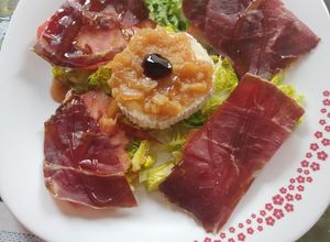 Foto principal de Ensalada de lechuga con cecina y queso de cabra