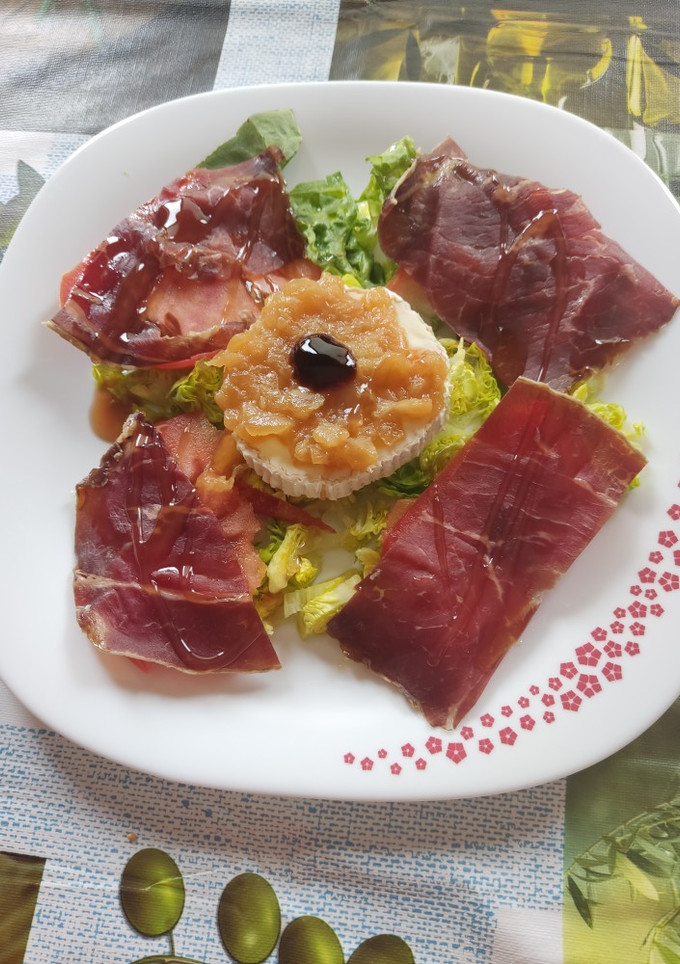 Una foto de Ensalada de lechuga con cecina y queso de cabra