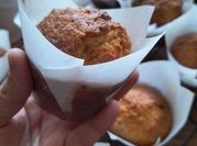 Una foto de muffins de zanahoria