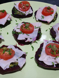 Una foto de Canapes de remolacha, pesto y pavo - sin gluten