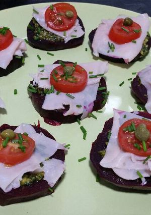 Foto principal de Canapes de remolacha, pesto y pavo - sin gluten