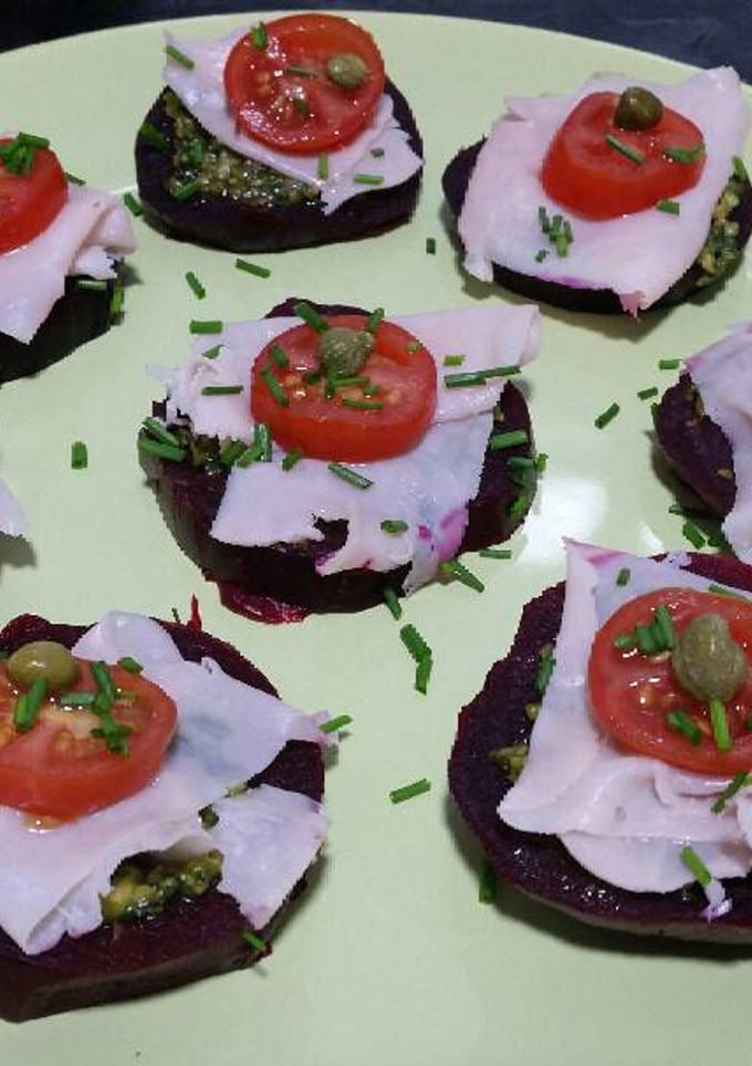 Una foto de Canapes de remolacha, pesto y pavo - sin gluten