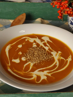 Una foto de Crema de calabaza Hokkaido y cebolla blanca a las hierbas