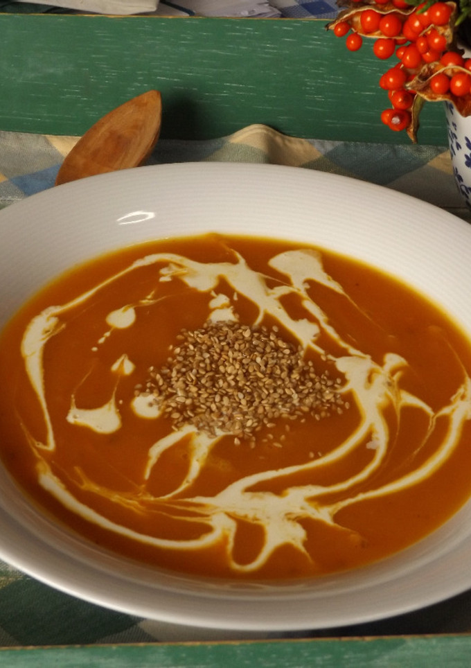 Una foto de Crema de calabaza Hokkaido y cebolla blanca a las hierbas