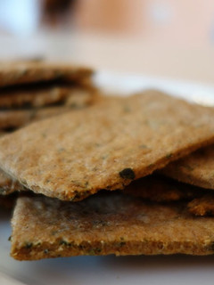 Una foto de Tostas de alga kombu y gomasio