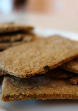 Una foto de Tostas de alga kombu y gomasio