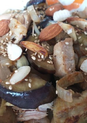 Una foto de Wok "oriental" de pollo y verduras