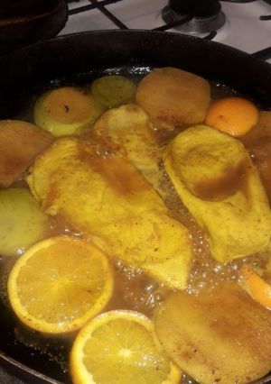 Una foto de Pechugas grilladas con naranjas al azafrán y manzanas al coñac