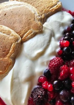 Foto de Panquecas integrais com iogurte e frutos vermelhos