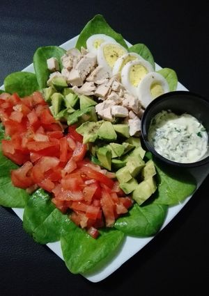 Una foto de Ensalada de vegetales con pollo