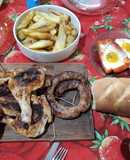 Patamuslo a la parrilla con pimientos con huevo y queso, y papas