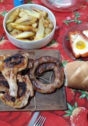 Una foto de Patamuslo a la parrilla con pimientos con huevo y queso, y papas