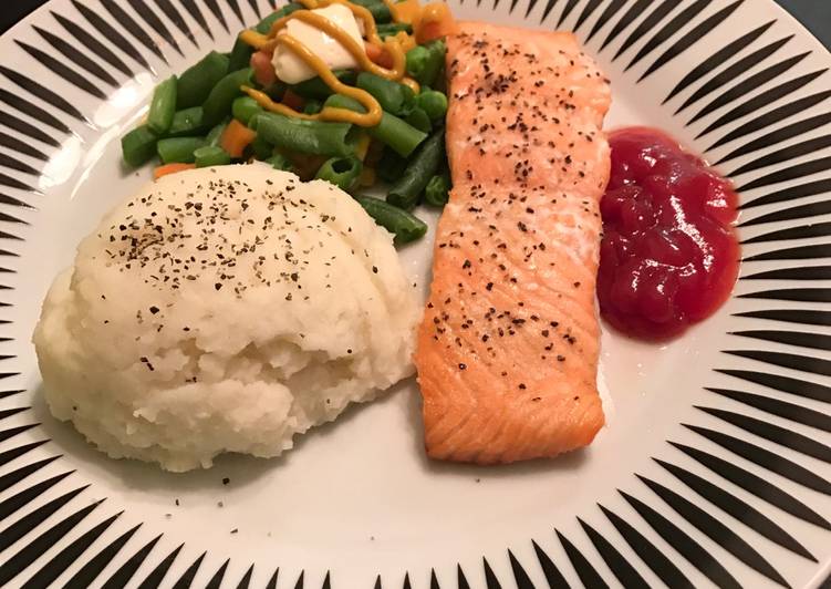 Roasted salmon and mashed potatoes