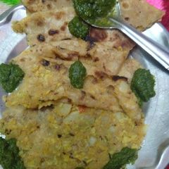 A picture of Gobhi aloo paratha.