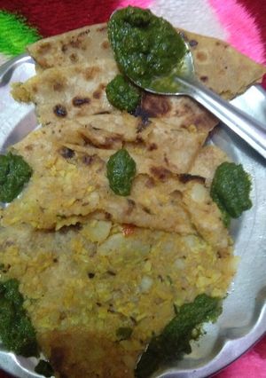 A picture of Gobhi aloo paratha.